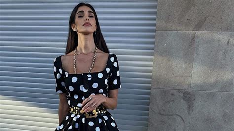 Belén Rodriguez torna sui social con il look a pois per l autunno