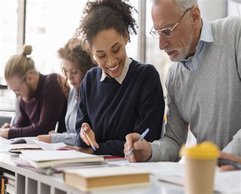 Os Desafios e a Importância da Educação de Jovens e Adultos no Brasil