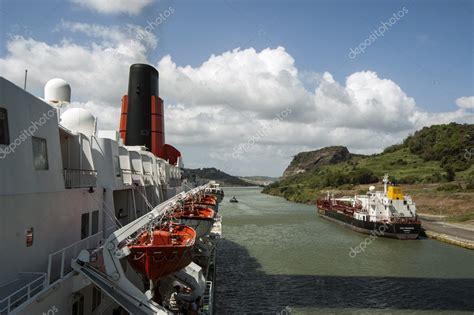 Crucero arco de barco entrando en las puertas de las esclusas gatún en