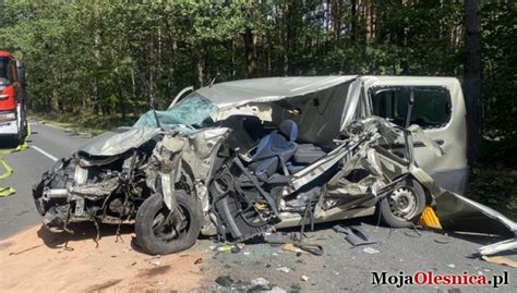 Wypadek busa i ciężarówki Na miejscu lądował śmigłowiec LPR u