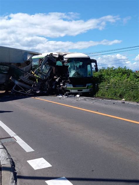 北海道八雲町野田生 国道5号線で高速バスと大型トラック正面衝突事故、ドクターヘリ出動している現地の様子「17人が病院搬送され乗客3人と運転手2人の合わせて5人死亡、トラックの荷台に積んでいた豚