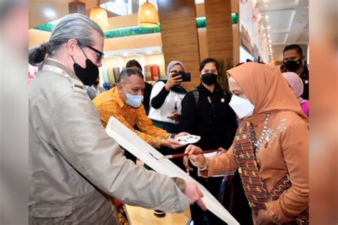 Ibu Negara Iriana Buka Pameran Kriyanusa Antara News