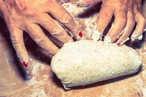 Mani Della Donna Elegante Che Impastano E Che Massaggiano La Pasta Di