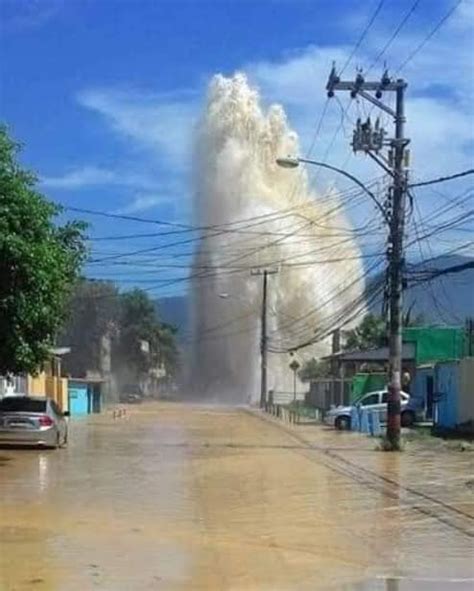 ADUTORA DE ÁGUA SE ROMPE EM NOVA IGUAÇU E PODERÁ PREJUDICAR