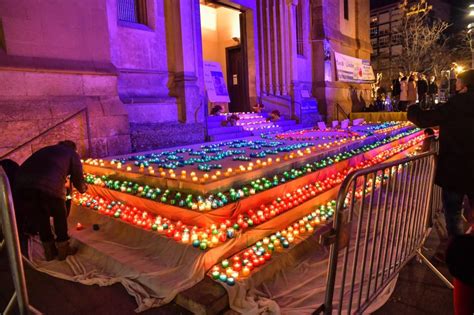 Mans Unides omple la plaça amb l encesa d espelmes Diari de Sabadell