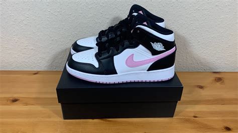 NIKE ナイキ スニーカー ウィメンズ Air Jordan 1 Mid White Black Light Arctic Pink GS