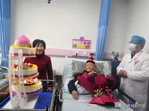 暖心一幕！咸安区妇幼为百岁老人过生日何平