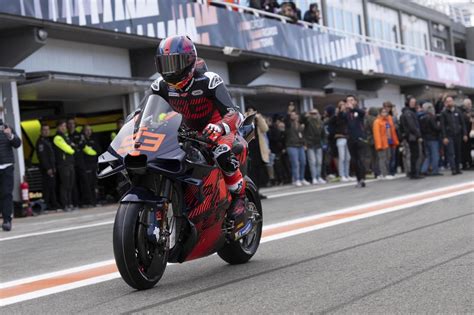 Marc Márquez recupera la sonrisa en Cheste debutando con su Ducati