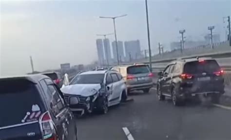 Kecelakaan Beruntun Di Tol Layang Mbz Jakarta Cikampek Kendaraan