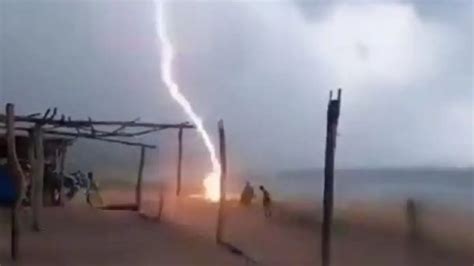 Dos Personas Mueren Tras Caerles Un Rayo En La Playa