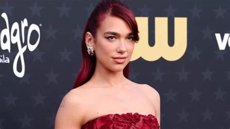 El cabello rojo de Dua Lipa combinó perfectamente con su vestido