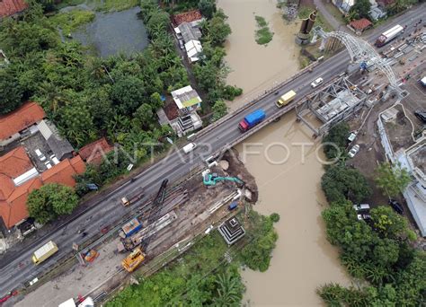 PROGRES PERBAIKAN JEMBATAN PANTURA YANG AMBLES ANTARA Foto