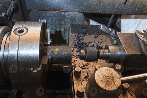 Old metal lathe in the workshop, metalworking, machine tools 18789019 ...