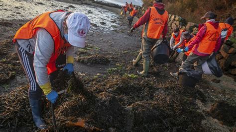 Las mariscadoras de Noia recogen seis toneladas de basura de la ría