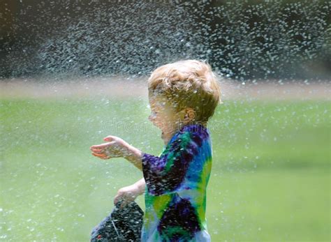 Het Spelen Van De Jongen In De Douche Van Het Water Stock Foto Image