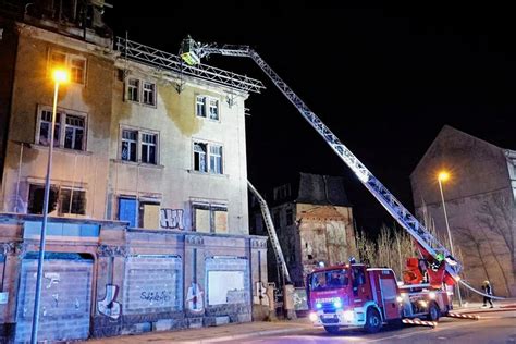 Chemnitz Feuerwehr muss Dachbrand in leerstehendem Haus löschen