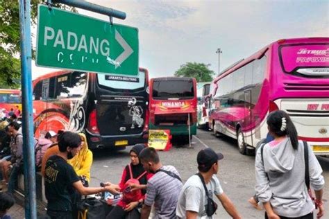 Foto Pemudik Menumpuk Karena Jalanan Macet Terminal Kalideres