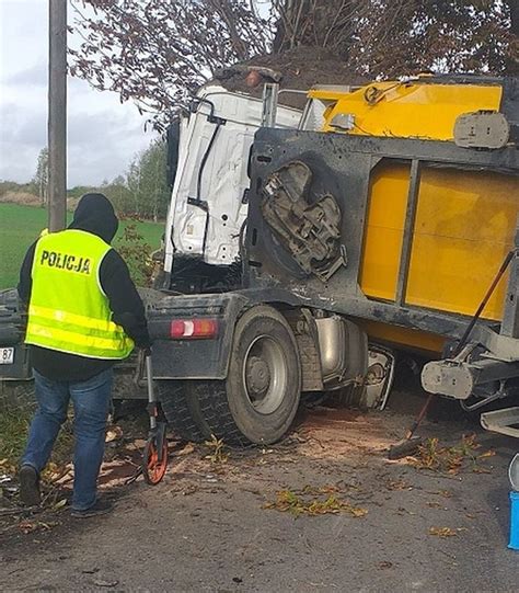 Policjanci pracowali na miejscu dwóch wypadków drogowych ze skutkiem