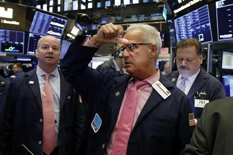 Wall Street Baja Arrastrada Por Bancos Y Tecnol Gicas Ap News