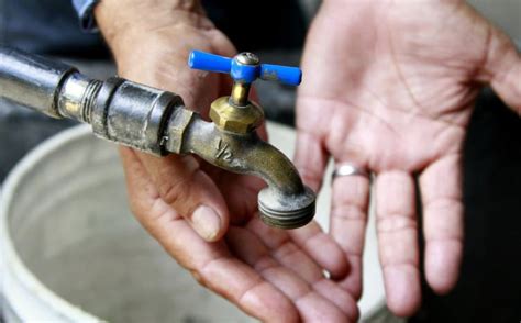 A agarrar agua en cubetas Habrá corte del suministro en 10 colonias