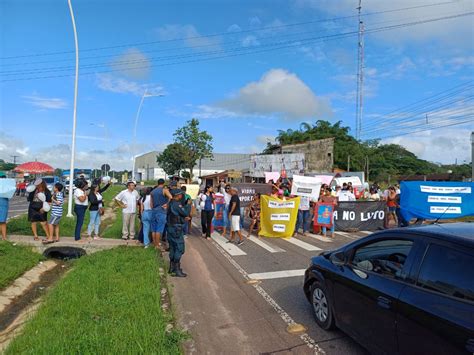 Manifestantes interditam as duas vias do quilômetro 35 da BR 316 em