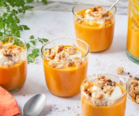 Verrines de soupe crème fouettée au zeste dorange crumble de pain