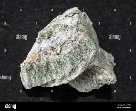 Macro de espécimen de roca mineral natural richterite áspera piedra