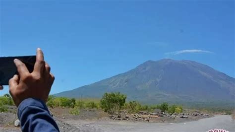 Bule Rusia Bikin Ulah Foto Pose Lepas Celana Di Gunung Agung Bali