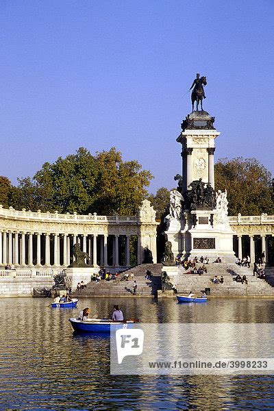 Säulengalerie mit Denkmal Reiterstandbild Alfons XII Alfonso XII