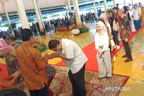 Ribuan Warga Hadiri Open House Sultan HB X Di Kepatihan Yogyakarta