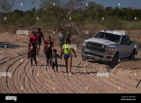 Eagle Pass Texas Usa 11th Aug 2022 Migrants Are Escorted By Law