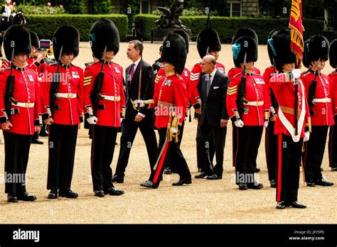 La Reine Et Le Duc D Dimbourg Accueillent Officiellement Sa Majest Le