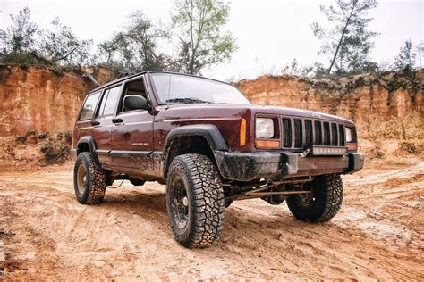 Jeep on a Dirt Road · Free Stock Photo