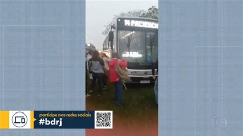 VÍdeo Passageiros Do Brt Saem Na Chuva Para Desatolar ônibus Rio De