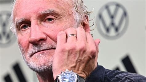 Rudi Völler Nach seinem Einsatz als DFB Trainer nimmt er sich Auszeit