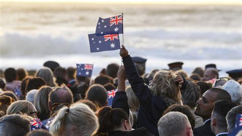 Anzac Day Australians Pay Respect To Defence Personnel Sbs News