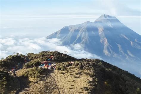 Sajikan Keindahan Yang Memukau Ini Daftar Gunung Tertinggi Di