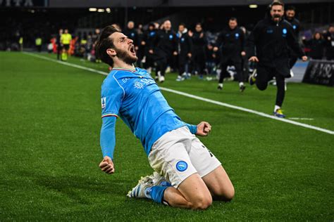 Il Napoli c è Kvaratskhelia Raspadori e bianconeri ko nel finale