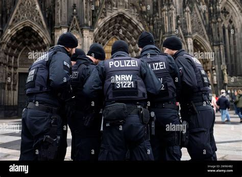 Terroralarm zu Weihnachten Rund um den Kölner Dom sind Polizisten en