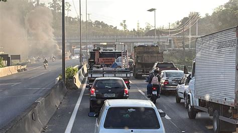 Manifestantes Colocam Fogo Em Pneus E Fecham BR 101 Em Cariacica