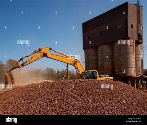 tracked heavy excavator Stock Photo - Alamy