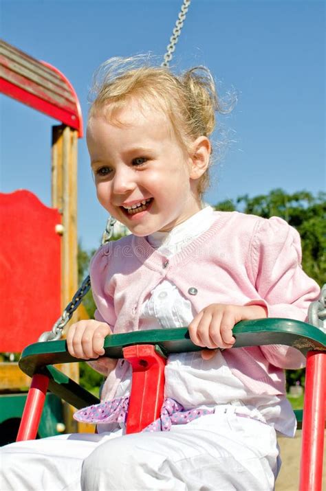 Petite Fille De Sourire Sur L Oscillation Photo Stock Image Du Actif