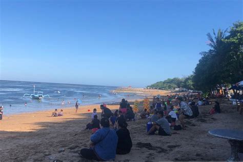 Pantai Sindhu Ramai Dikunjungi Masyarakat Saat Libur Lebaran ANTARA