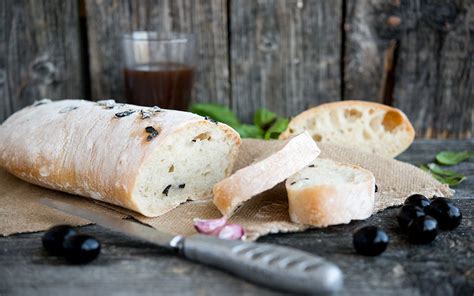 Cómo hacer Pan de chapata con aceitunas negras Demos la vuelta al día