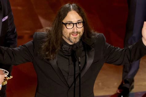 Sean Ono Lennon Has Oscars Crowd Wish Mom Yoko Ono Happy Mothers Day