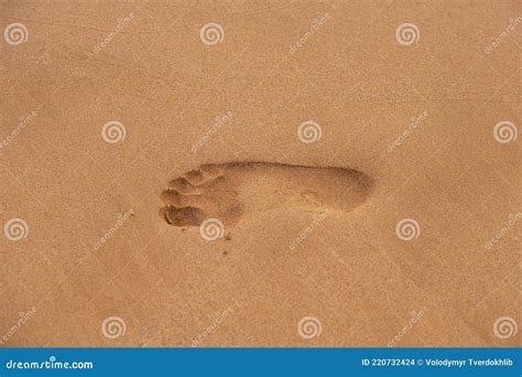 Fu Spuren Im Sand Menschliche Fu Abdr Cke Auf Strandsand Stockfoto