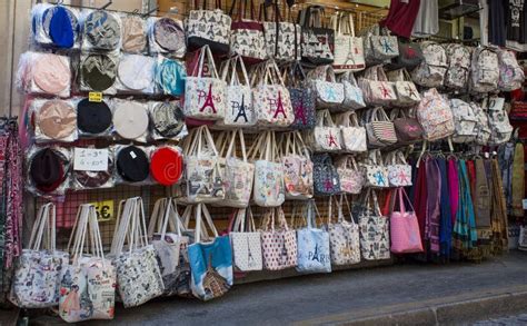 Chemises Avec Le Logo De Paris En Vente Dans La Boutique De Souvenirs De Montmartre à Paris