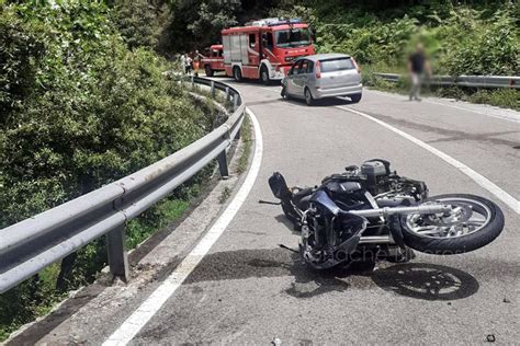 Perde Il Controllo Della Moto E Si Schianta Frontalmente Contro Una