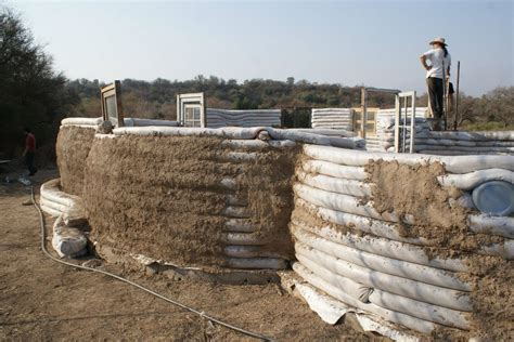 Eco dôme ils construisent une maison en sacs de terre pour 10 000