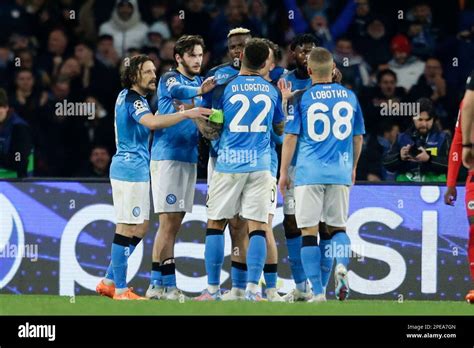 El delantero nigeriano del SSC Napoli Víctor Osimhen celebra después